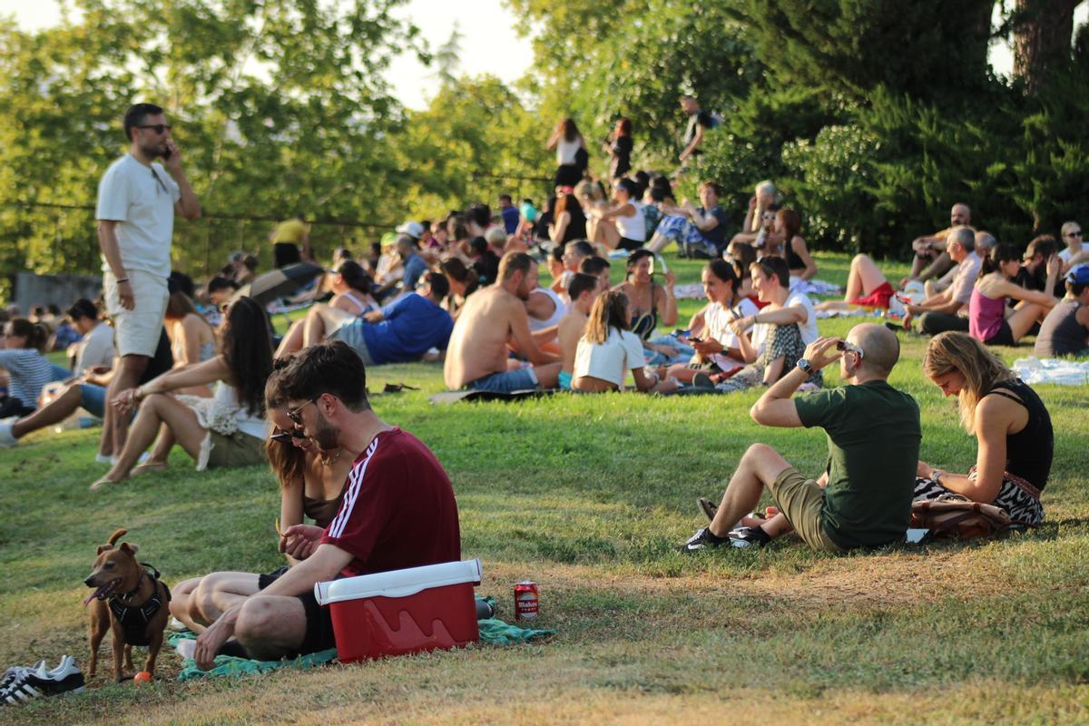 Grupos de personas sobre el césped del Parque Enrique Tierno Galván esperando el inicio del eclipse solar