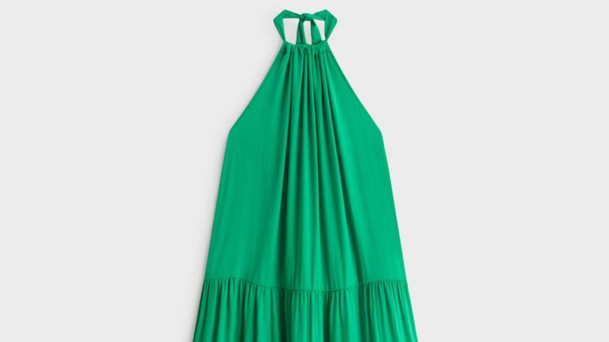 El vestido halter satinado de color verde de Oysho