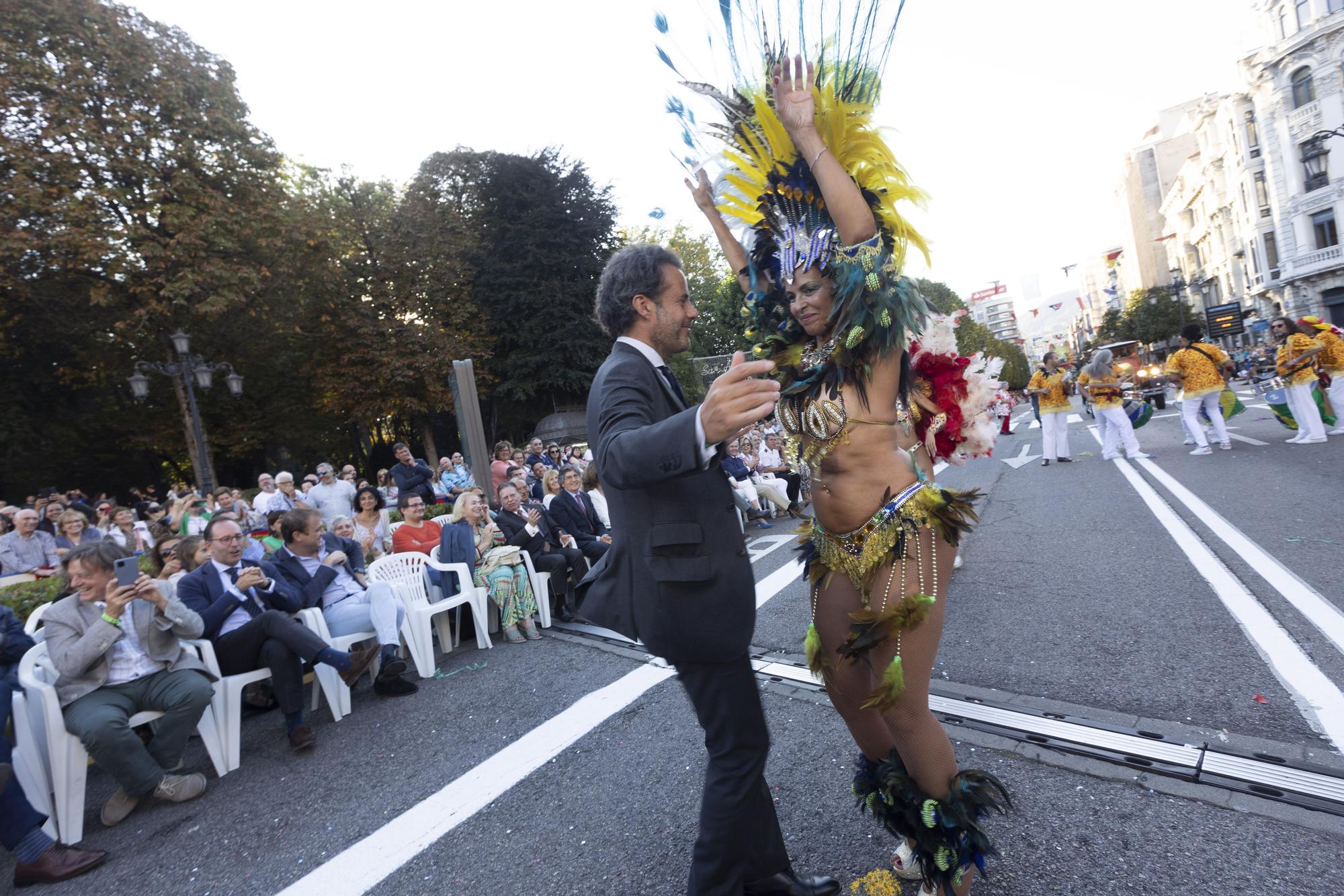 En Imágenes: El Desfile del Día de América llena las calles de Oviedo en una tarde veraniega