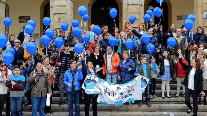 Villaviciosa se tiñe de azul por el autismo