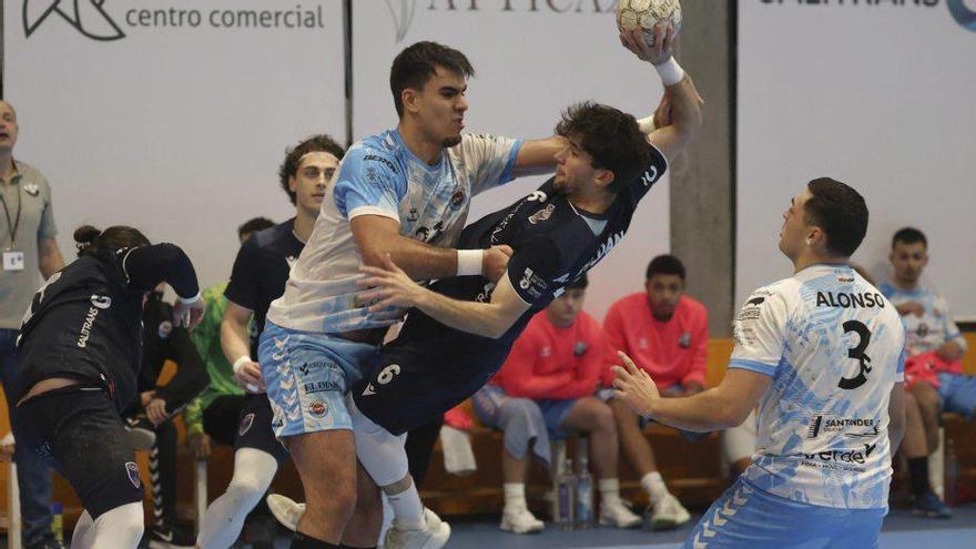 Alberto Roldán busca el lanzamiento ante el Sinfín.