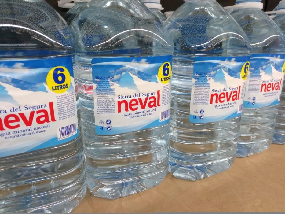 AGUA NEVAL. La empresa Aguamur vende su agua mineral bajo la marca Neval a grandes superficies y venta al por mayor, entre ellos los supermercados de Mercadona. La empresa está ubicada en la Finca El Chopillo, en plena Sierra del Segura, a unos 30 kilómetros de las localidades de Moratalla (Murcia) y de Hellín (Albacete). Vende a través de Mercadona garrafas de 6 y 8 litros o botellas de hasta 2 litros y botellines.