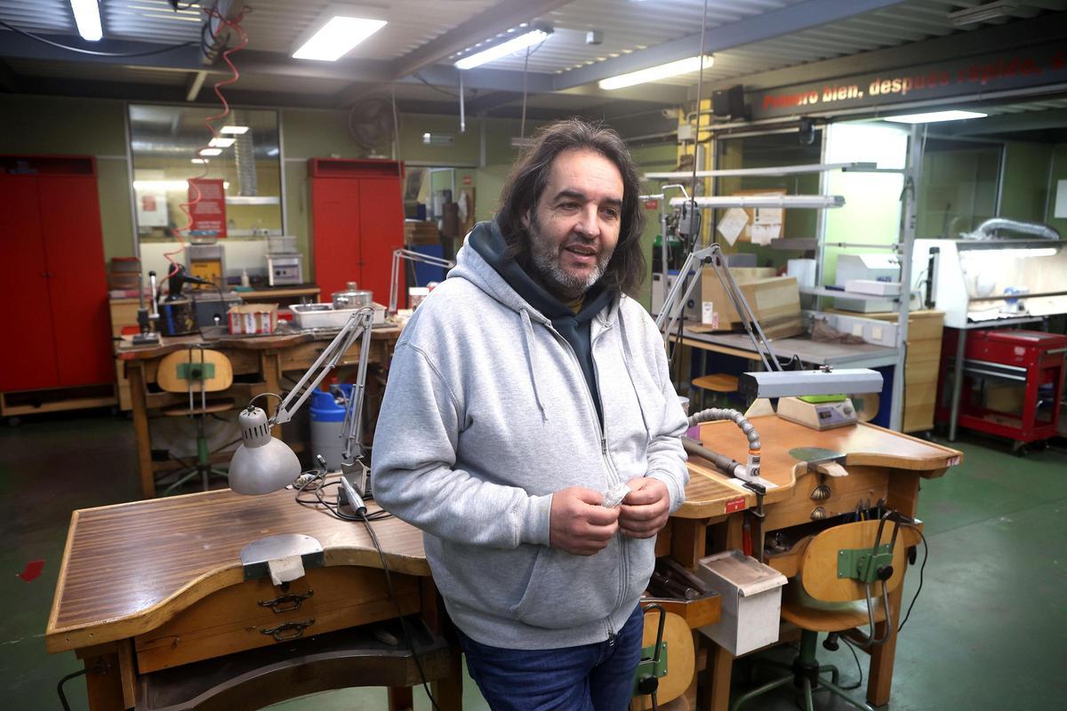 Luis Gonzalez, fundador de Ardentia, con una pulsera de plata en sus manos en el taller de Bergondo.
