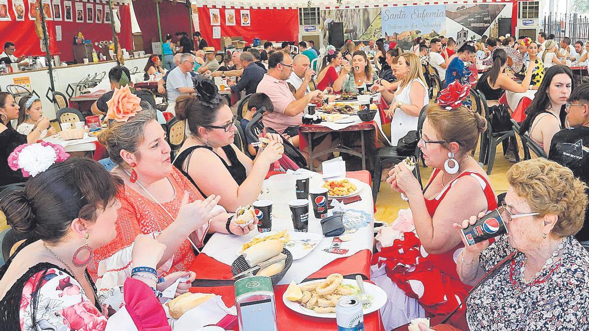 Una caseta abarrotada de comensales al mediodía durante la Feria.