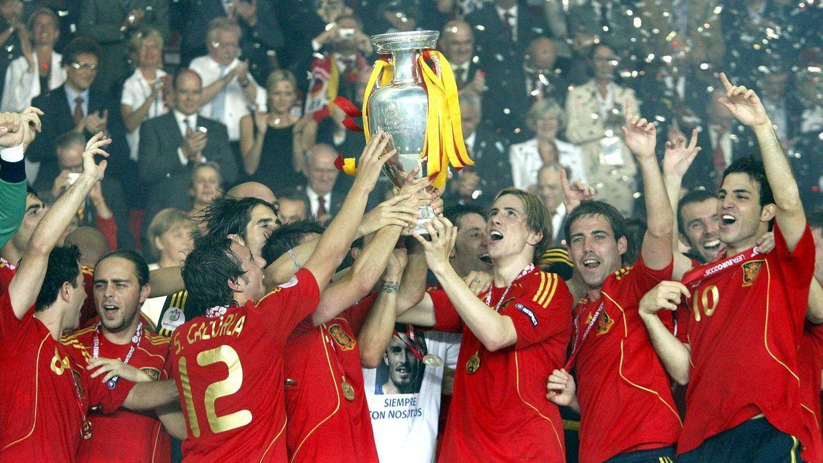 Los jugadores españoles sostienen el trofeo de campeones de la Eurocopa 2008