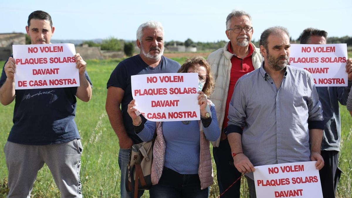 Vecinos de sa Pobla sostienen carteles contra el proyecto fotovoltaico.