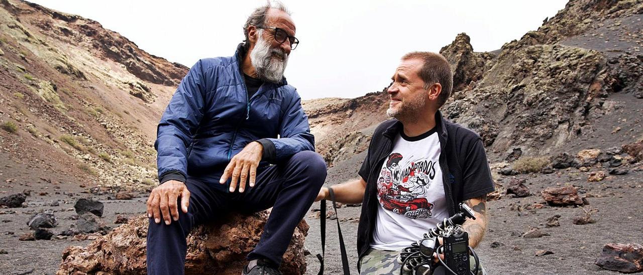 El artista Ildefonso Aguilar, a la izquierda, junto a José Mª de Páiz durante el rodaje de ‘Paisajes audibles’.