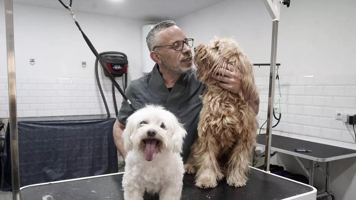 Manuel López en su tienda de la calle Sant Miquel de Manresa