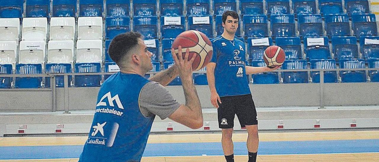 Pol Figueras y Joan Feliu, en el entrenamiento de ayer en el Palau.