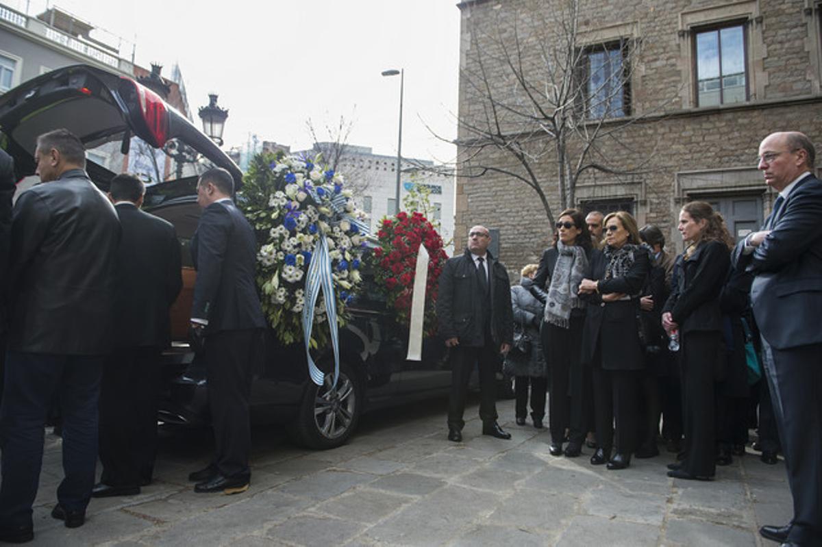 La viuda de José Manuel Lara i les seves filles contemplen l’arribada del fèretre de l’editor a l’església on s’ha oficiat el seu funeral.