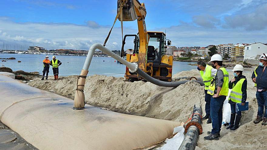 Comienza en A Carabuxeira el montaje del tubo geotextil que servirá para  contener la arena - Faro de Vigo