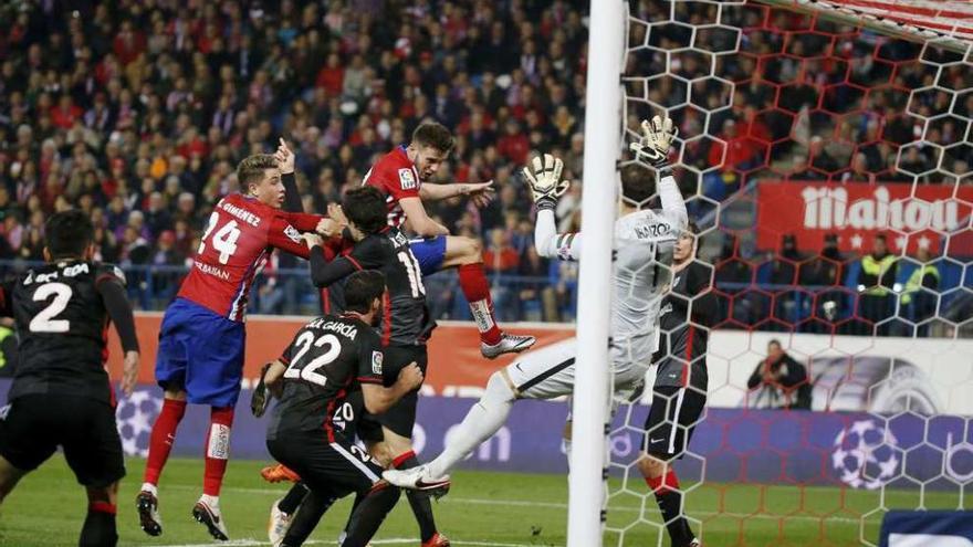 Saúl Ñíguez remata y hace el primer gol del partido, ayer en el Calderón.