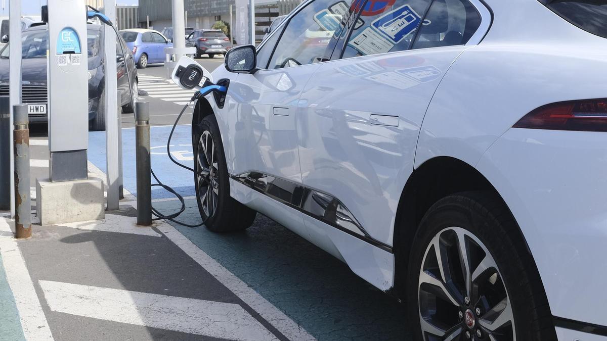 Un coche eléctrico en un punto de recarga.