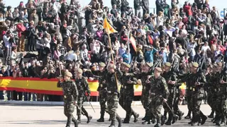 El Cefot de Cáceres organiza un desfile militar en las Veletas por el día de las Fuerzas Armadas