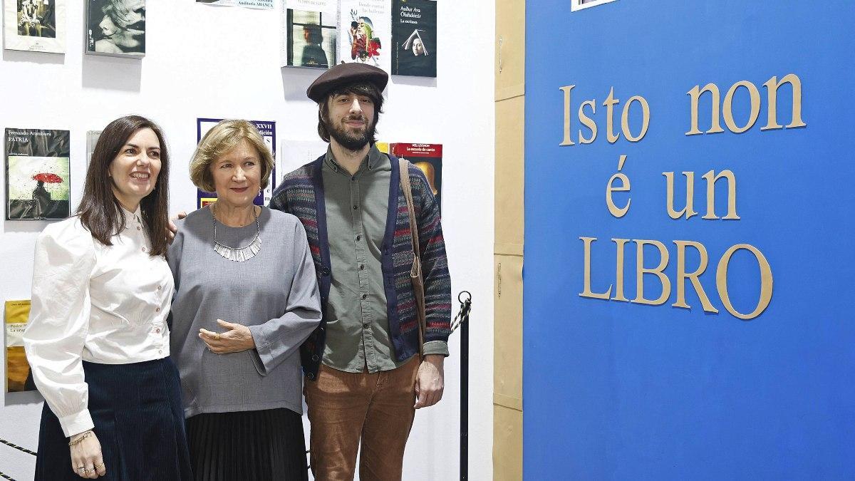 Ledicia Costas, Lídia Jorge y David Uclés, en Santiago, durante la gala del premio San Clemente con motivo de sus respectivos galardones.
