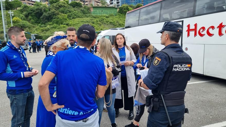 Así son los exhaustivos controles de seguridad a los aficionados azules que acuden al derbi