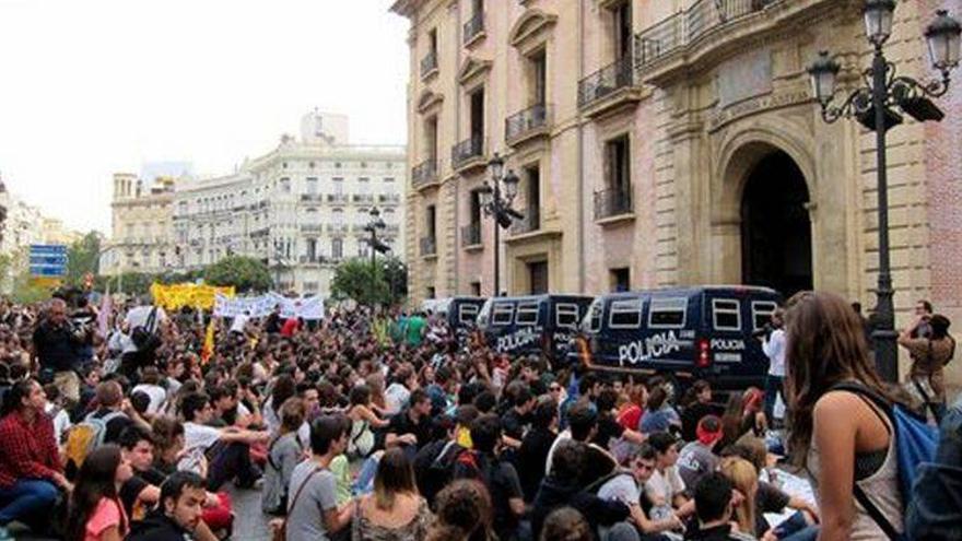 Miles de estudiantes se manifiestan en Valencia contra la &quot;mercantilización&quot; de la universidad pública