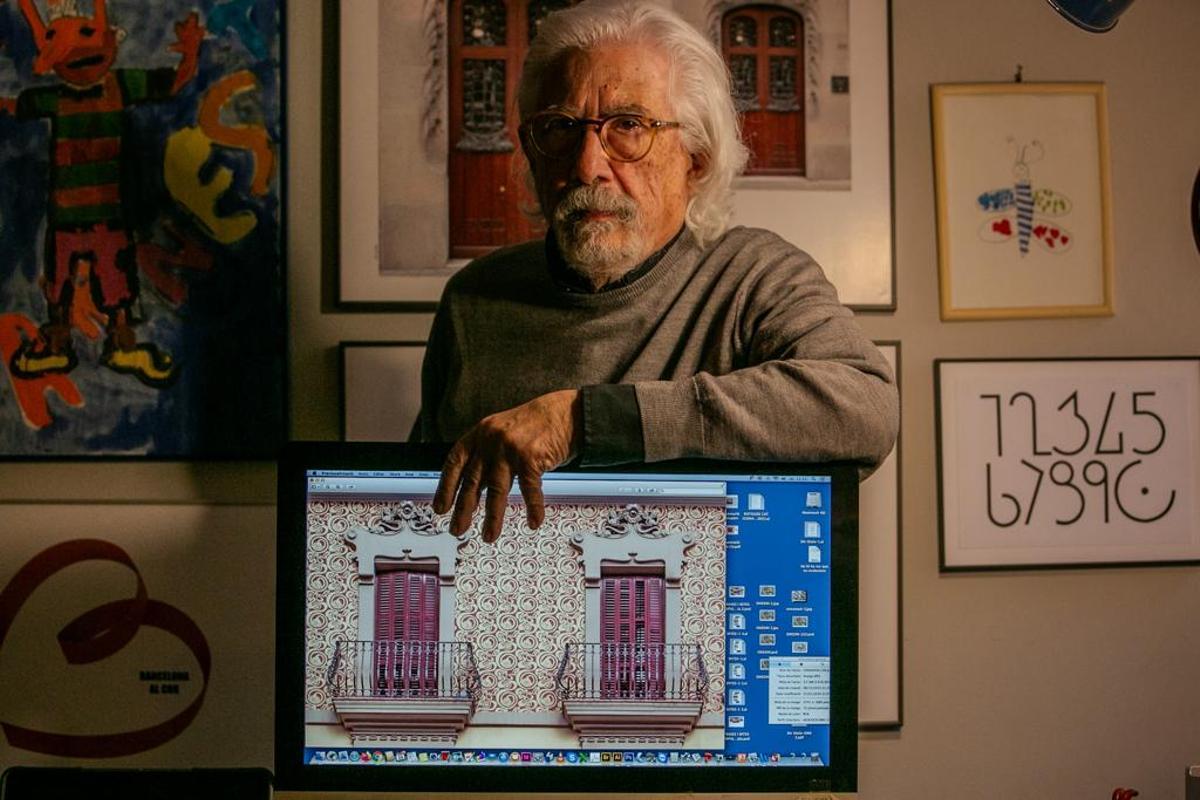 Lluís Duran, en el despacho de su casa, donde ha dado forma al libro 'Barcelona esgrafiada'.