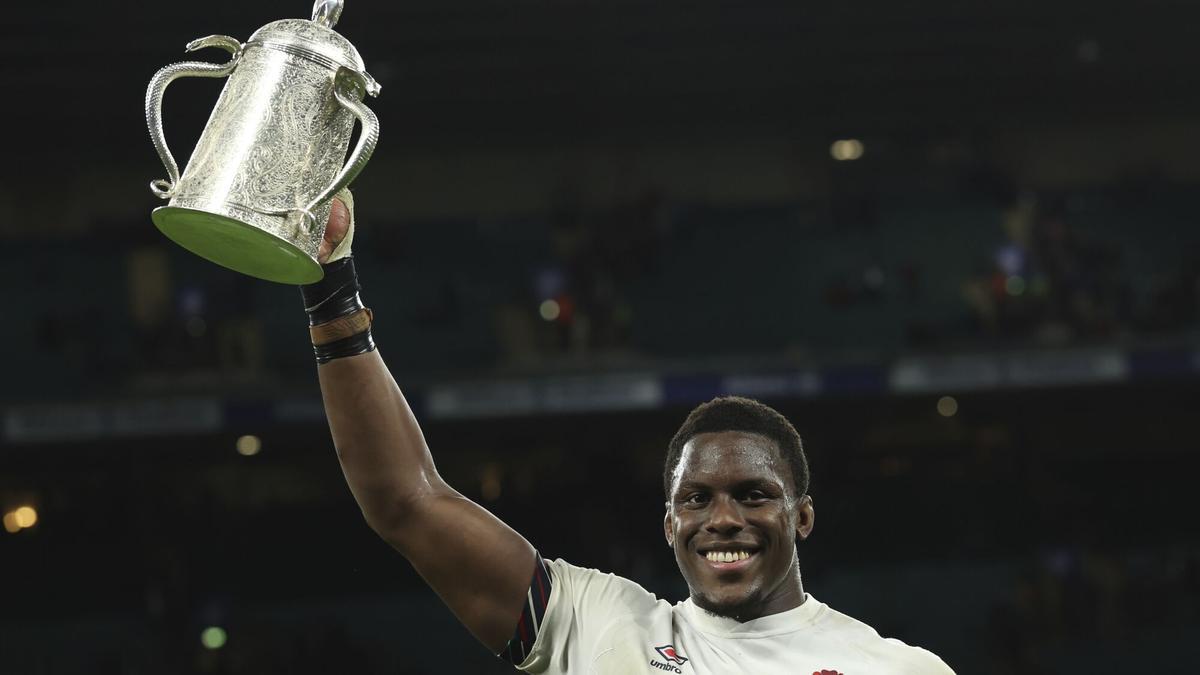 Maro Itoje levanta la Calcutta Cup tras ganar en el Seis Naciones a Escocia en Twickenham