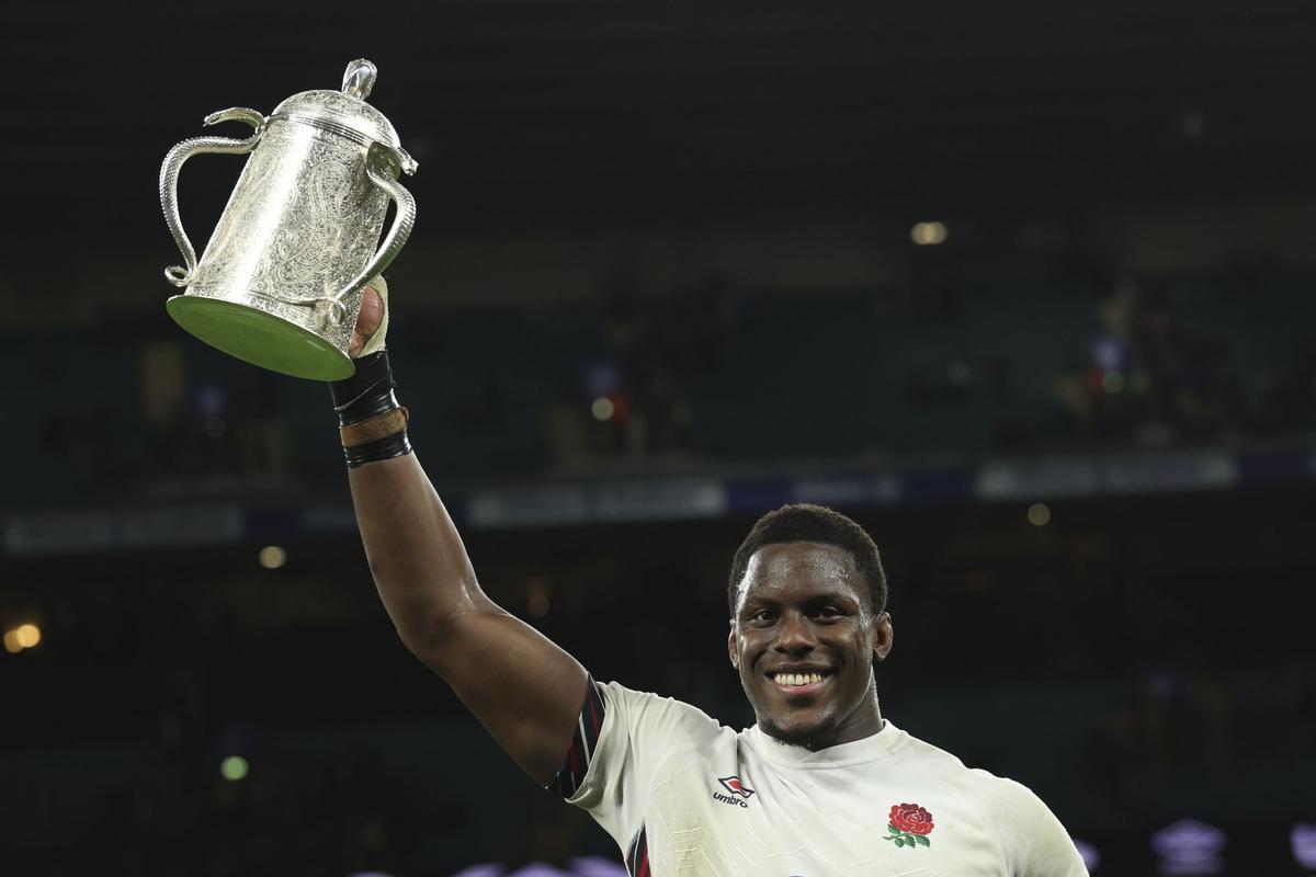 Maro Itoje levanta la Calcutta Cup tras ganar en el Seis Naciones a Escocia en Twickenham