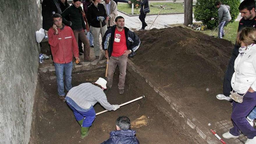 Exhumación de los restos ubicados en una fosa común en 2009. // Carlos Pereira