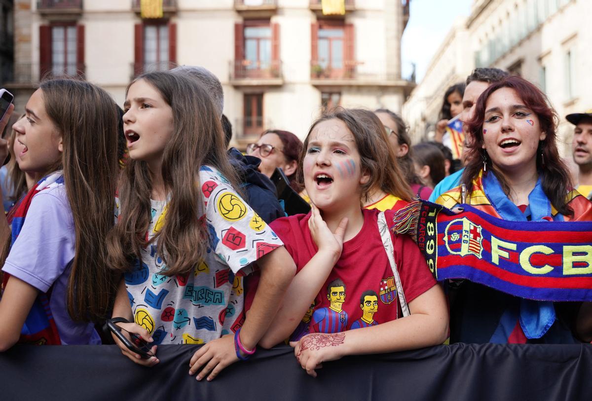 El Barça femenino celebra en la plaça Sant jaume