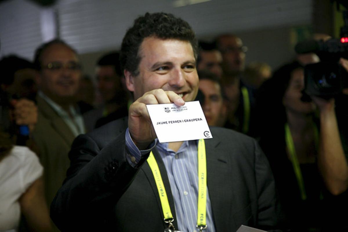 El candidat Jaume Ferrer vota durant la jornada electoral del Barça. El candidat Jaume Ferrer vota durant la jornada electoral del Barça.