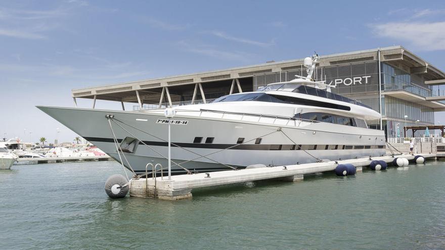 El yate &#039;Fortuna&#039; amarrado en el puerto de Denia.