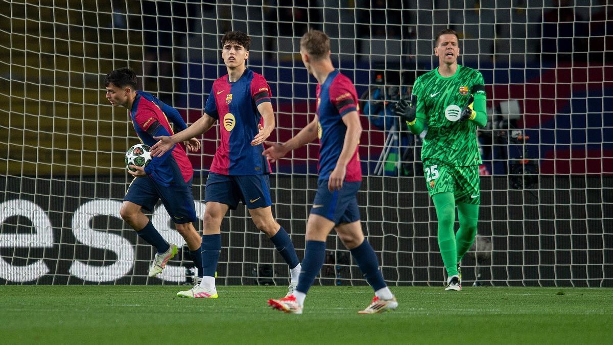 Pedri recoge el balón de la red del Barça tras el gol de Marcus Thuram en el segundo 30 de partido en Montjuïc.