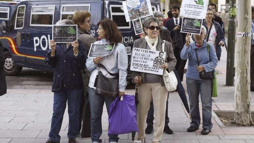 Protesta de afectados por preferentes de Caja Madrid y Bankia, el lunes ante el juzgado en el que declaró Rato.