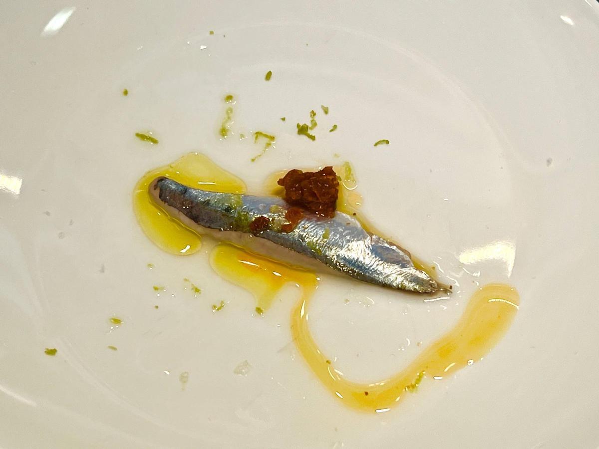 Les imatges del showcooking de peix blau d'aquí amb tècniques orientals, jalapenyos i fum de fulles de pi