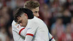 Fermín abraza a Pedri durante un partido del Barça.