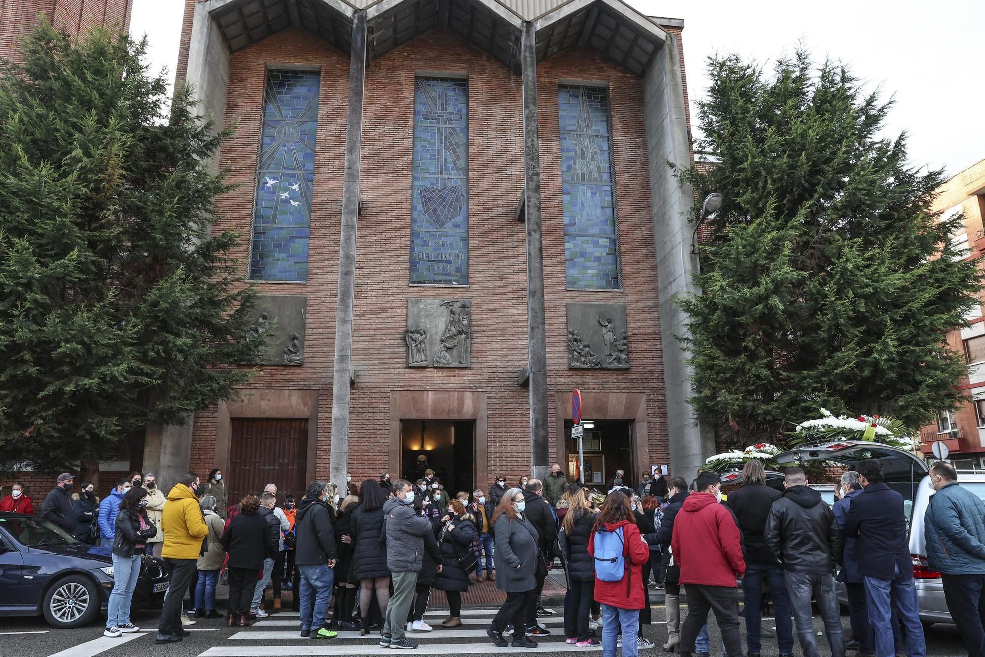 En imágenes: así fue el emotivo funeral por los dos obreros muertos en el derrumbe de Gijón