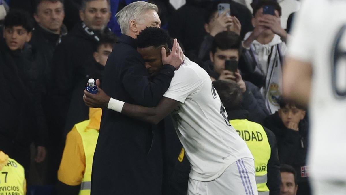 Carlo Ancelotti, entrenador del Real Madrid, se abraza con Vinicius durante el partido contra el Valencia.