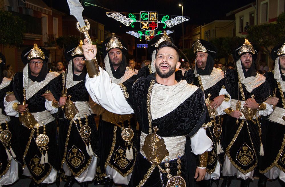 Los festeros tomaron ayer tarde el centro de Agost con una fastuosa Entrada Cristiana que llenó de música y fiesta las calles.