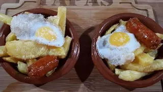 Comer una tapa gratis con tu bebida aún es posible en Málaga: este es el bar a diez minutos del centro con sus platos caseros a dos euros