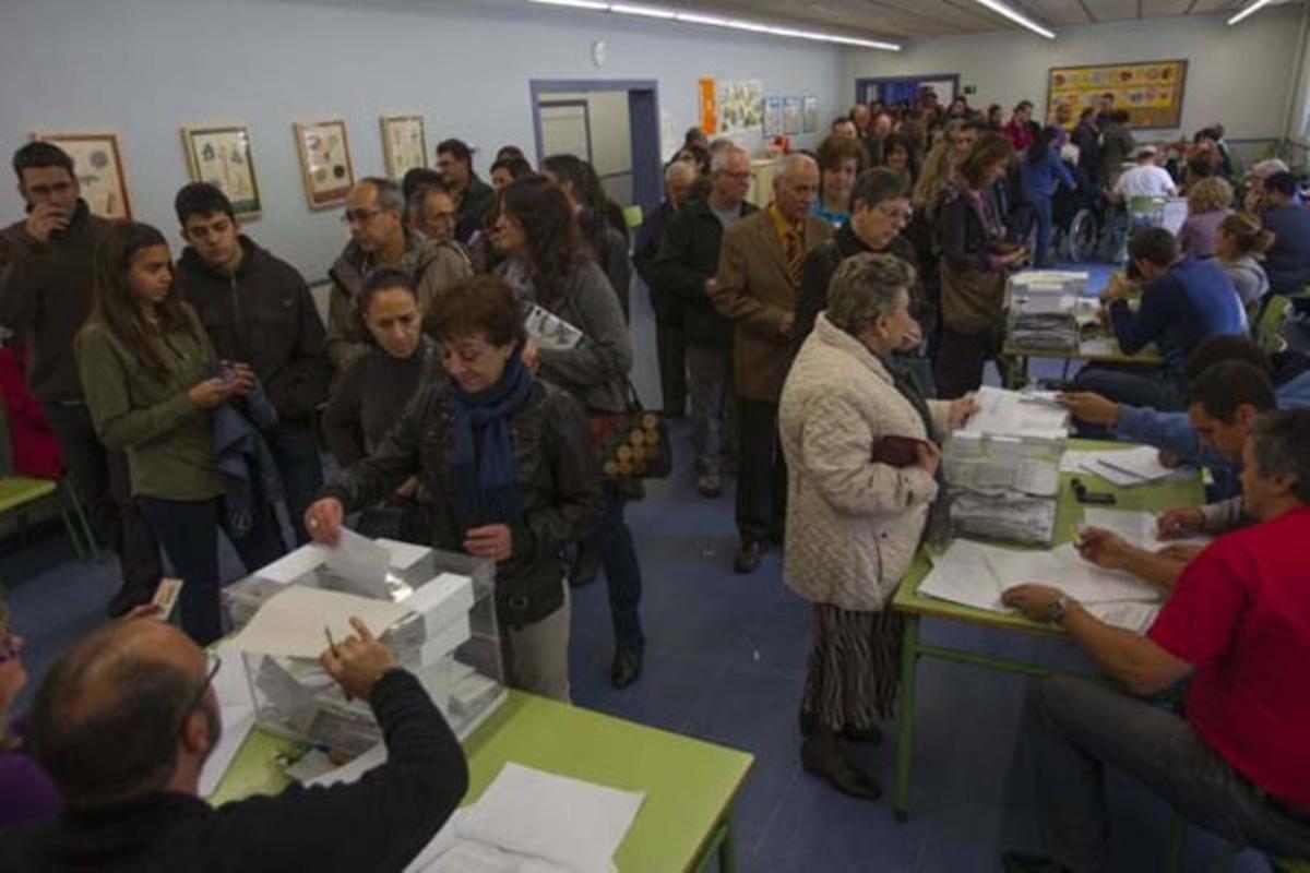 Largas colas a mediodía para votar en el colegio electoral Rosa dels Vents en La Sagrega.