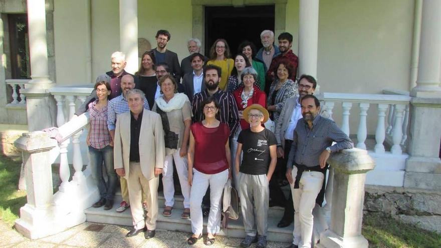 Los participantes en los encuentros literarios de Verines, ayer.