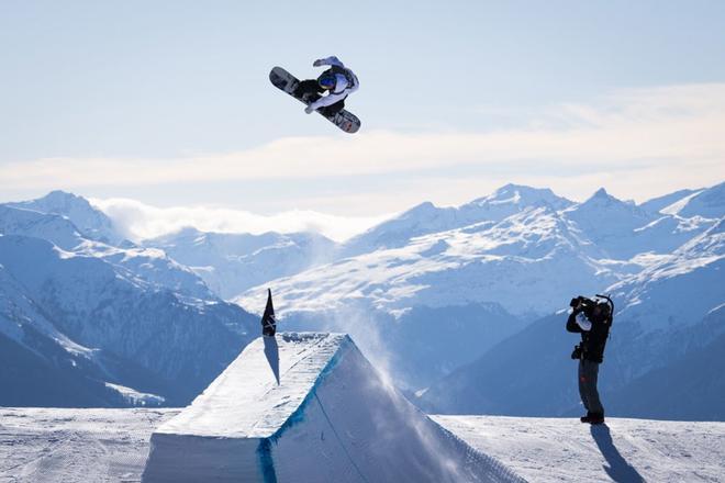 Justus Henkes of USA en acción durante la final del in action durante la final de la competición de snowboard slopestyle en el Laax Open, en Laax, Suiza.