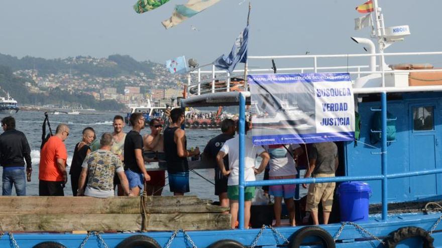 Un barco en Moaña con una pancarta alusiva al naufragio del “Villa de Pitanxo”. 