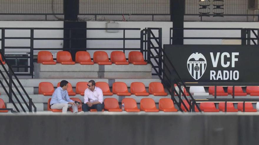 Pablo Longoria dialoga con Anil Murthy, ayer, en la ciudad deportiva de Paterna.