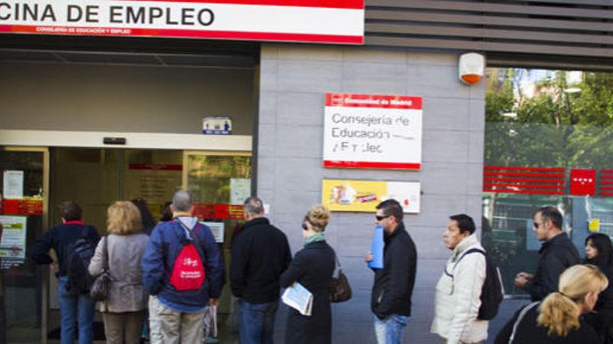 Personas ante una oficina del INEM en Madrid.