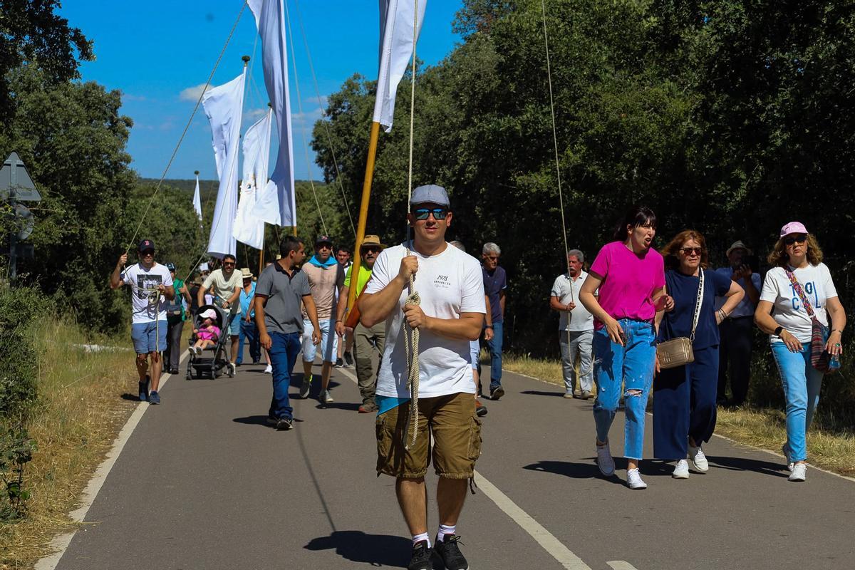 Los pendones de Fariza custodian a la Virgen del Castillo en la vuelta a su morada