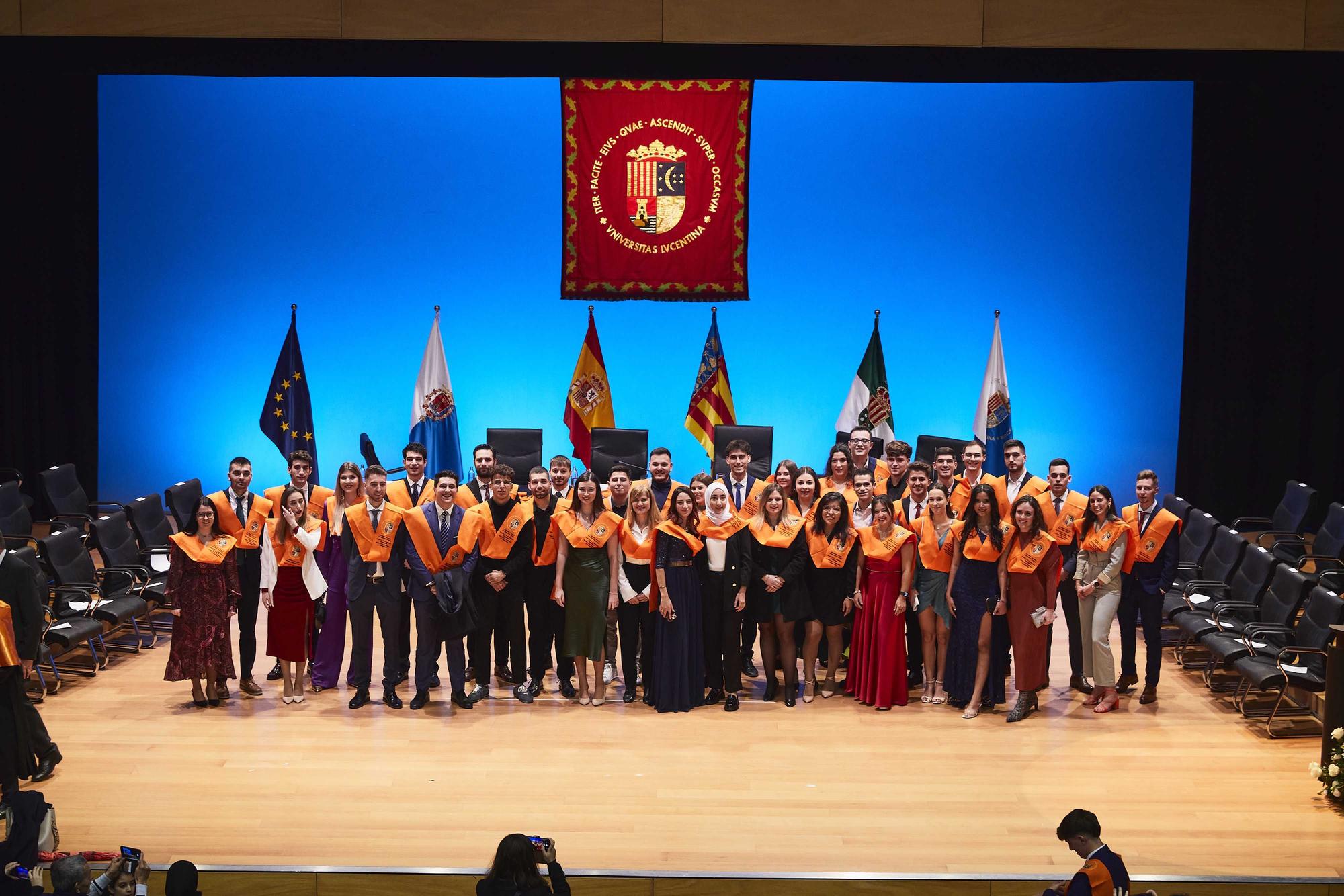 Graduación de los alumnos en los grados en Administración y Dirección de Empresas, Economía, Marketing, Sociología, dobles grados en Ingeniería Informática + ADE y Turismo + ADE, y los másteres universitarios en Administración y Dirección de Empresas, Cooperación al Desarrollo, Dirección y Planificación del Turismo, Economía Aplicada, Economía Cuantitativa e Innovación Social y Dinámicas de Cambio de la Universidad de Alicante.