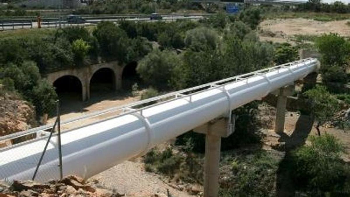 Vista de las tuberías del minitrasvase del Ebro a Tarragona.
