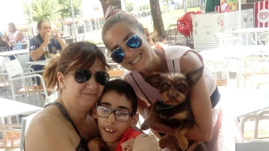 Trini, con su hijo Cristian y una amiga. // FdV