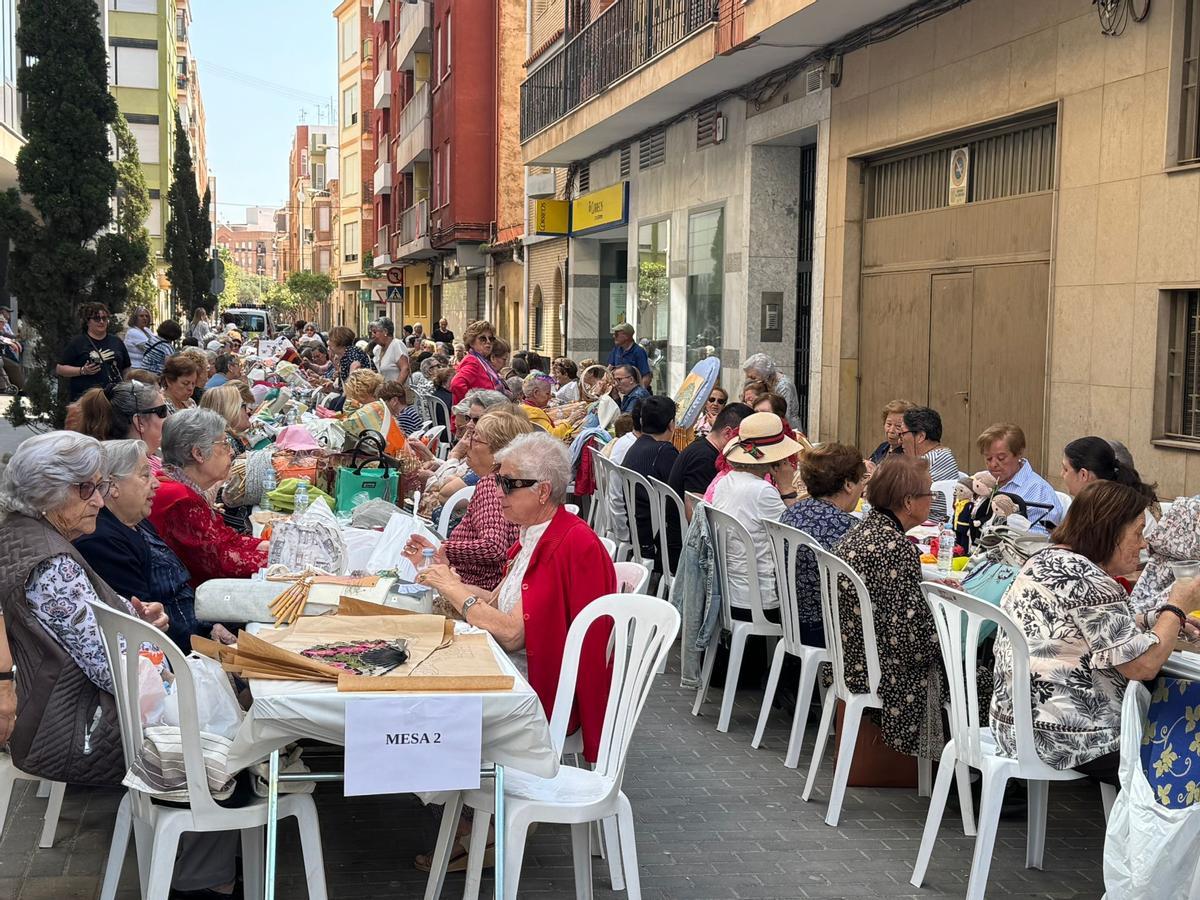 Unas 500 bolilleras ocuparon parte de la calle San Lucas de Almassora.