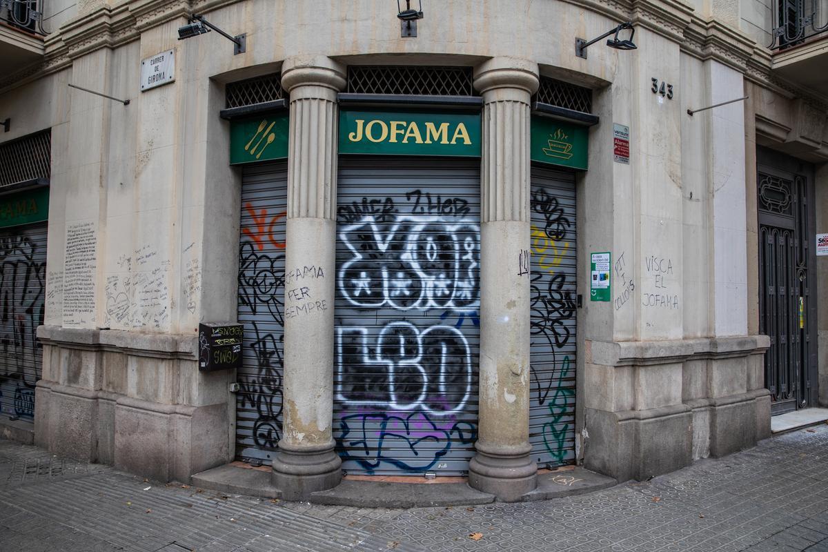 Mensajes de despedida al bar Jofama, que cierra tras 70 años sirviendo en Barcelona