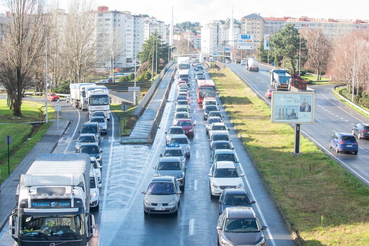 Colapso de tráfico en Alfonso Molina por el cierre del enlace de San Cristóbal