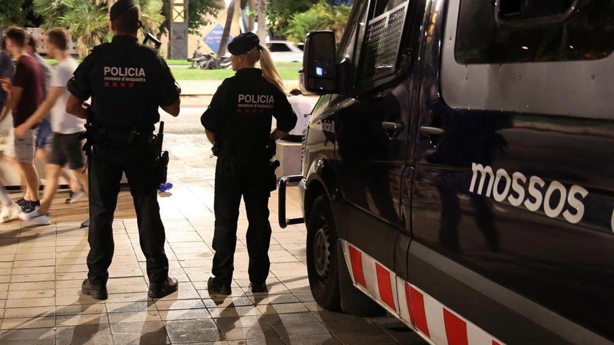 Una patrulla de los Mossos d'Esquadra en la Barceloneta.